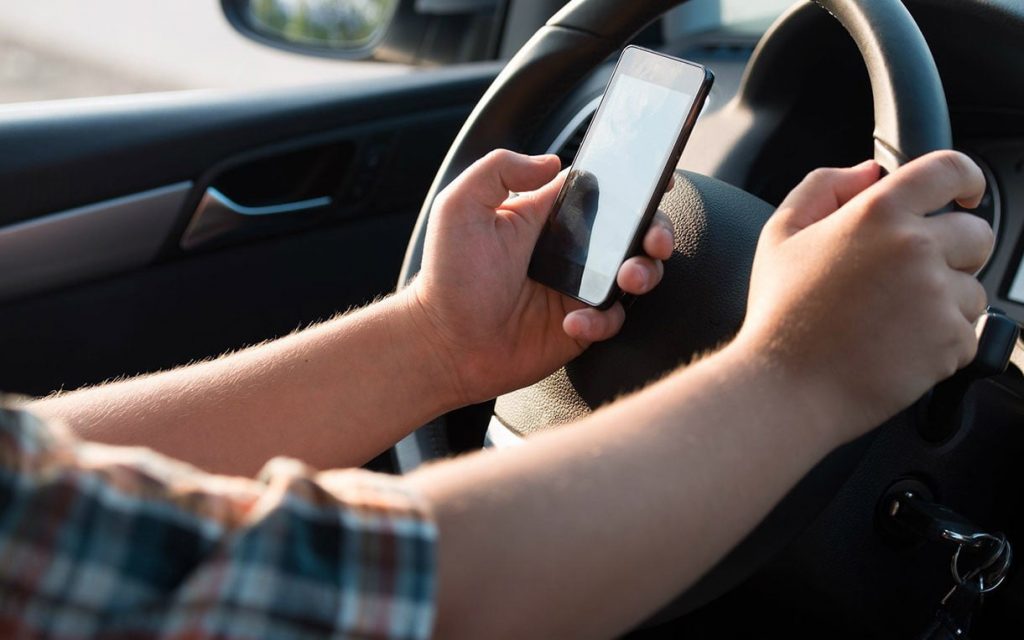 Chuyên gia cảnh bảo Không nên sử dụng điện thoại khi đang đi xe ô tô