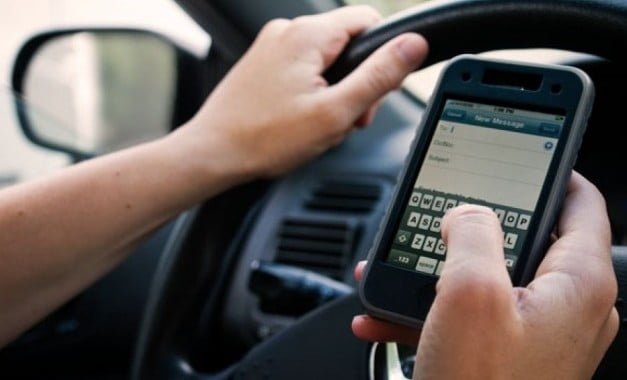 Thói quen dùng điện thoại trên ô tô nguy hiểm hơn bạn nghĩ - Theo các chuyên gia không nên sử dụng điện thoại khi đang đi xe ô tô